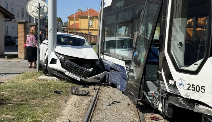 Prije podne u Ulici cara Hadrijana, nedaleko od osječkog FERIT-a i Kliničkog bolničkog centra, zabilježen je sudar osobnog vozila i tramvaja.