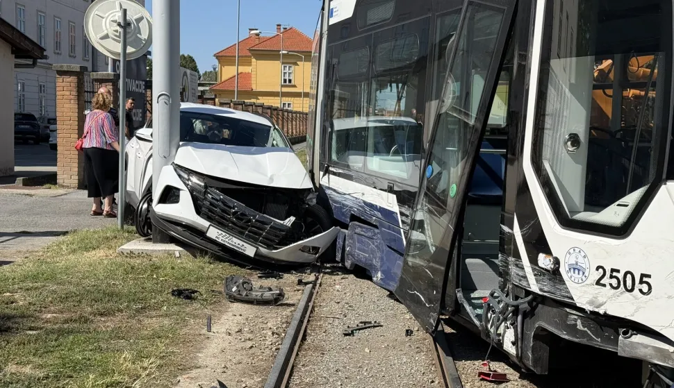 Prije podne u Ulici cara Hadrijana, nedaleko od osječkog FERIT-a i Kliničkog bolničkog centra, zabilježen je sudar osobnog vozila i tramvaja.