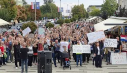 Građani Na&scaron;ica, koji se protive, najavi dovoza i spaljivanja dijela otpada iz Gospića u na&scaron;ičkoj cementari tvrtke "Nexe", u subotu su javno prosvjedovali na Trgu Franje Tuđmana u sredi&scaron;tu grada te poručili kako ne žele taj otpad, ne samo u Na&scaron;icama, nego nigdje u Hrvatskoj.