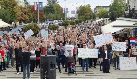 Građani Na&scaron;ica, koji se protive, najavi dovoza i spaljivanja dijela otpada iz Gospića u na&scaron;ičkoj cementari tvrtke "Nexe", u subotu su javno prosvjedovali na Trgu Franje Tuđmana u sredi&scaron;tu grada te poručili kako ne žele taj otpad, ne samo u Na&scaron;icama, nego nigdje u Hrvatskoj.