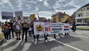 Ludbreg, 19.09.2026 - Dvjestotinjak gra?ana odazvalo se u subotu na prosvjedu u Ludbregu u organizaciji Gra?anske inicijative Apatija koja se protivi izgradnji megafarme pili?a u tom prigradskom ludbre?kom naselju, ali i protiv ?irenja industrijskih megafarmi i klaonica u Hrvatskoj.foto HINA/ Sini?a KALAJD?IJA/ ik