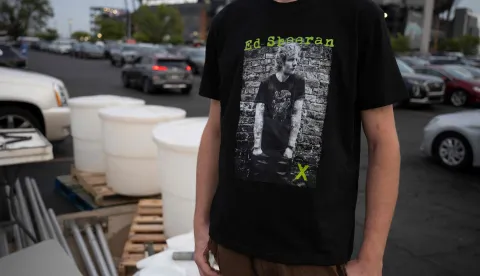 PHILADELPHIA, PENNSYLVANIA - SEPTEMBER 19: An Ed Sheeran fan arrives before a concert on September 19, 2026 in Philadelphia, Pennsylvania. Ed Sheeran is facing a backlash after rapper Macklemore was removed from the US tour after making a pro-Palestine comment on-stage. Joe Lamberti/Getty Images/AFP (Photo by Joe Lamberti/GETTY IMAGES NORTH AMERICA/Getty Images via AFP)