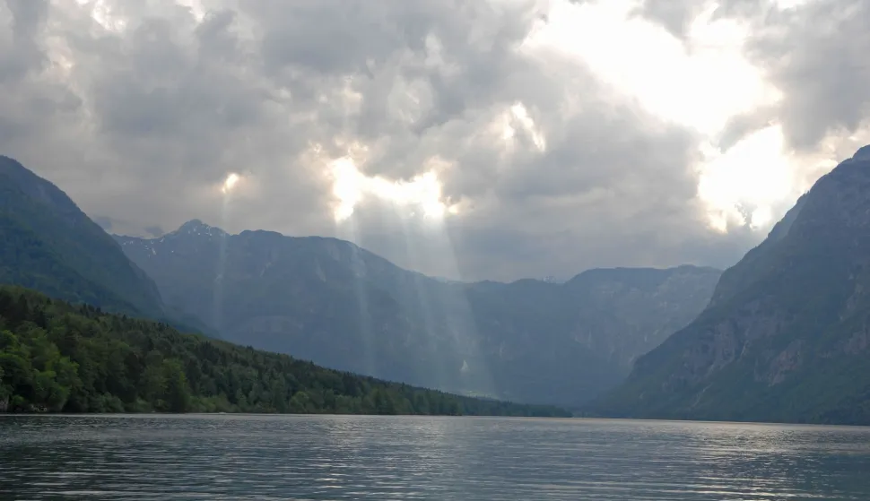 16.05.2011. Bohinjsko jezero, Slovenija - Bohinjsko jezero smjesteno u Triglavskom nacionalnom parku poznato je turisticko odrediste u Julijskim Alpama okruzeno planinskim vrhovima visim od 2000 metara. Sunceve zrake iznad Bohinjske kotline. Photo: Matija Topolovec/PIXSELL