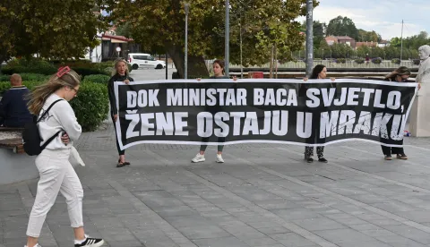 Vukovar, 21.09.2026. - U Vukovaru na Trgu dr. Franje Tuđmana - Nacionalni dan borbe protiv nasilja nad ženama, ženske organizacije i inicijative organiziraju u 17 gradova i mjesta u Hrvatskoj simbolične javne akcije "Dok ministar baca svjetlo, žene ostaju u mraku". foto HINA/ Gordan PANIĆ/ ml