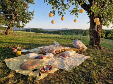 Ako se možemo sjetiti mjesta na kojem odmor počinje pri prvom koraku kroz vrata, onda je to AKORD, obiteljsko permakulturno ekolo&scaron;ko imanje Katarine i Igora &Scaron;tavlića, koje nije nastalo kao klasična turistička priča, već pomalo, iz života koji su godinama zajedno gradili oko vrijednosti prema kojima sami žive.