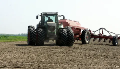 sjetva traktor, snimio Ivica Getto, travanj 2016