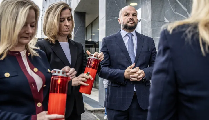 Zagreb, 22.9.2026 - Povodom obilježavanja Nacionalnog dana borbe protiv nasilja nad ženama, delegacija SDP-a predvođena predsjednikom Sini&scaron;om Hajda&scaron;em Dončićem te predsjednicom Foruma žena SDP-a i saborskom zastupnicom Sandrom Krpan, položilo je cvijeće i zapalilo svijeće kod Općinskog građanskog suda u Zagrebu, u spomen na žene ubijene tijekom brakorazvodne parnice 1999. godine. Na slici Sandra Krpan, Mirela Ahmetović i Sini&scaron;a Hajda&scaron; Dončić.Foto Hina/ Dario GRZELJ/ dag