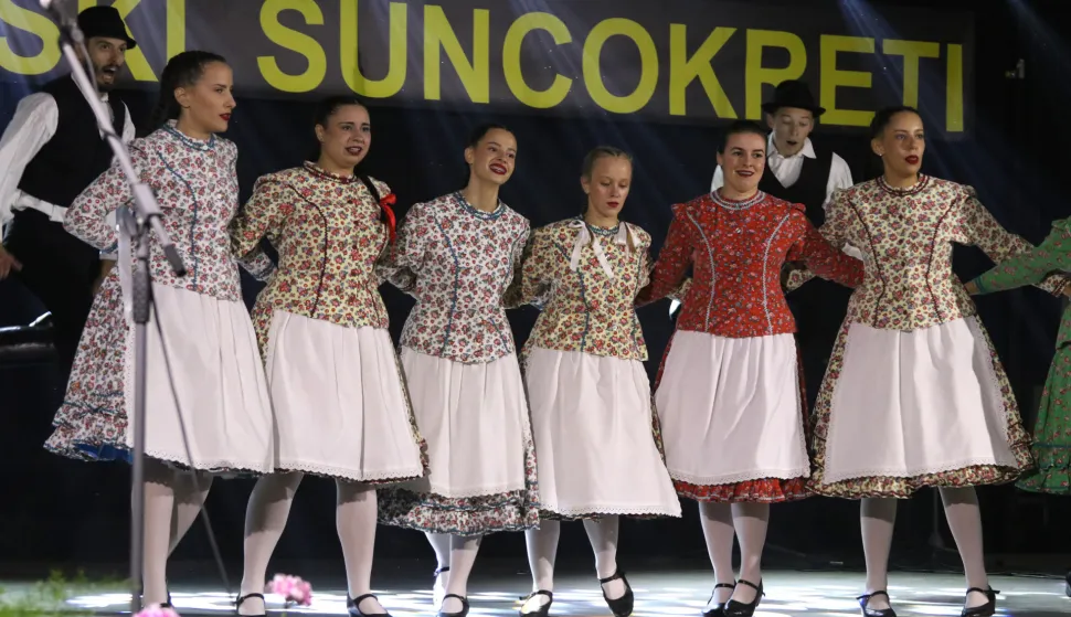 čepin, 27. 09. 2025, 24. Čepinski suncokreti, 2. dan, nastupi KUD-ova i kuhanje čobanca.snimio GOJKO MITIĆ
