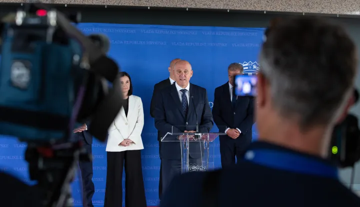Zagreb, 22.09.2026.- Predstavljen je Plan sanacije lokacije oneči&scaron;ćene otpadom - PPK Velebit u Gospiću. Predstavljanju je nazočio i njime predsjedao potpredsjednik Vlade i ministar prostornoga uređenja, graditeljstva i državne imovine Branko Bačić, uz sudjelovanje ministrice za&scaron;tite okoli&scaron;a i zelene tranzicije Marije Vučković, ministra pravosuđa, uprave i digitalne transformacije Damira Habijana, direktora Fonda za za&scaron;titu okoli&scaron;a i energetsku učinkovitost Luke Balena, glavnog državnog inspektora Tončija Glavinića, ravnatelja Instituta za vode "Josip Juraj Strossmayer" Marija &Scaron;iljega, državne tajnice u Ministarstvu zdravstva Marije Buba&scaron;, zamjenika direktora Fonda za za&scaron;titu okoli&scaron;a i energetsku učinkovitost Mirka Budi&scaron;e, zamjenika ravnatelja Nastavnog zavoda za javno zdravstvo "Dr. Andrija &Scaron;tampar" Bruna Cvetkovića, predstavnika lokalne i javne vlasti te predstavnika građanskih inicijativa i udruga s područja Gospića i Like.Na fotografiji Branko Bačić.foto HINA/ Luka &Scaron;ANGULIN/ l&scaron;