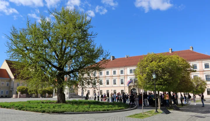 Osijek, 05. 04. 2026, Tvrđa. Uskrsno besplatno turističko vođenje od Kužnog pila. Grupu je provodao Tvrđom Stanko Subotić. snimio GOJKO MITIĆ