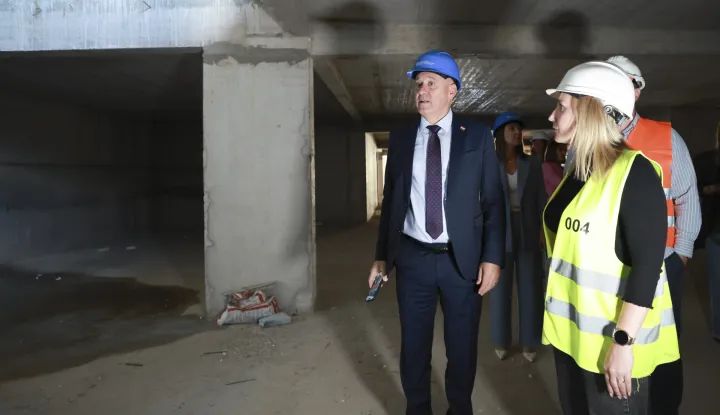 Zagreb, 23.09.2026. - Potpredsjednik Vlade i ministar prostornog uređenja, graditeljstva i državne imovine Branko Bačić posjetio je gradili&scaron;te&nbsp;vi&scaron;estambene zgrade za stambeno zbrinjavanje za&scaron;tićenih najmoprimaca u Blatu. foto HINA/ Lana SLIVAR/ ls