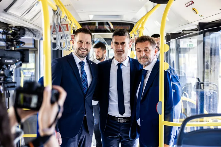 23.09.2026., Mostar, BiH - Mostar Bus preuzeo je autobuse koje je tom javnom poduzecu donirao Grad Osijek. Primopredaja je odrzana u krugu Mostar Busa na Biscu polju, a dogadjaju su nazocili mostarski gradonacelnik Mario Kordic, osjecki gradonacelnik Ivan Radic i v. d. direktora Mostar Busa Zeljko Marijanovic. Photo: Denis Kapetanovic/PIXSELL