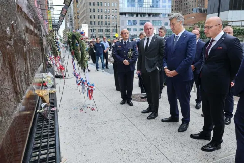 Vladimir Balentović (prvi lijevo) s premijerom u New Yorkuustupljeno