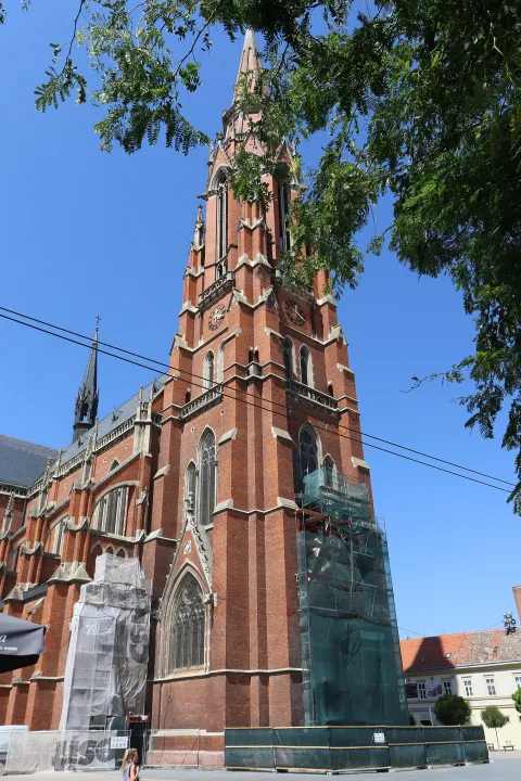 Osijek, 13. 08. 2025, Župni ured. Potpisivanje ugovrora o dodjeli pomoći za obnovu konkatedreale. Ugovor potpisali, županica Nata&scaron;a Trami&scaron;aki i vlč. Matej Glavica, župnik Župe Sv. Petra i Pavla.snimio GOJKO MITIĆ
