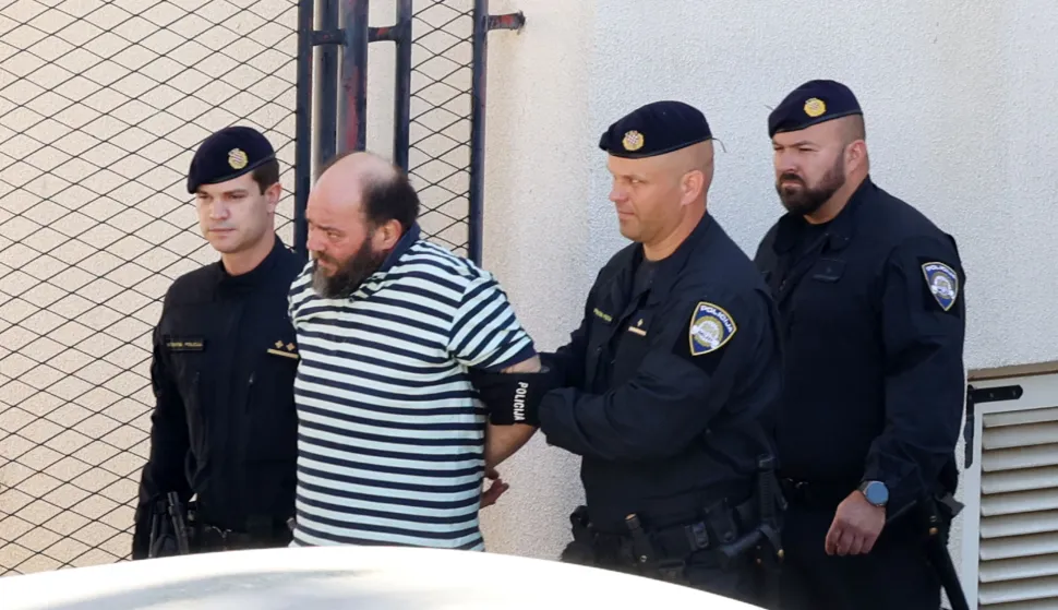 18.05.2026., Sibenik - Privodjenje Kristijana Aleksica koji je osumnjicen za ubojstvo 19-godisnjaka na terasi obiteljske kuce. Podsjetimo, 16. svibnja, na pragu svoje kuce, ubio je mladica koji mu je dostavljao pizzu. Osumnjiceni je otprije poznat policiji, jos od 2002. godine kada je nepravomocno osudjen na 12 godina za ubojstvo 22-godisnje Marijane Sucevic. Photo: Dusko Jaramaz/PIXSELL