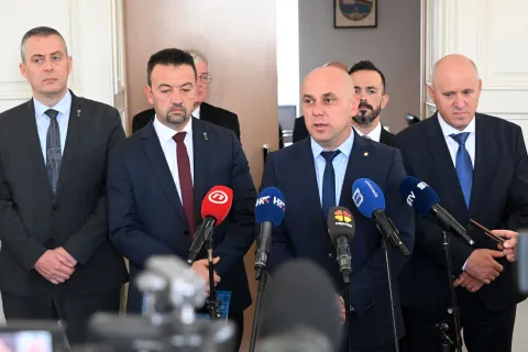 Vukovar, 24.09.2026. - U zgradi Vukovarsko-srijemske županije održan je sastanak potpredsjednika Vlade i ministra prostornoga uređenja, graditeljstva i državne imovine Branka Bačića u pratnji državnih tajnika Darija Ti&scaron;ova i Dunje Maga&scaron;, s predstavnicima lokalnih vlasti. Nakon sastanka, dodijeljeni su ključevi stanarima kadrovskih stanova i potpisan je Sporazum o međuresornoj suradnji za izgradnju 30 stanova, nakon čega su dane izjave za medije. Na fotografiji Ivan Bosančić.foto HINA/Gordan PANIĆ/ ml