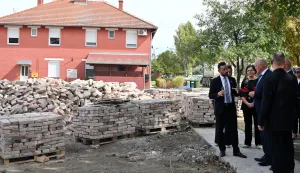 Vukovar, 24.09.2026. - Branko Bačić je obi&scaron;ao 22 Batine vile u sklopu za&scaron;tićene kulturno-povijesne cjeline u Borovo naselju. Sve 22 vile su uklonjene. Nakon ru&scaron;enja neobnovljenih zgrada u naselju Batina vile (22 objekta) planirana je izgradnja novih objekata koji će biti u državnom vlasni&scaron;tvu i na upravljanju ovog Ministarstva. foto HINA/Gordan PANIĆ/ ml
