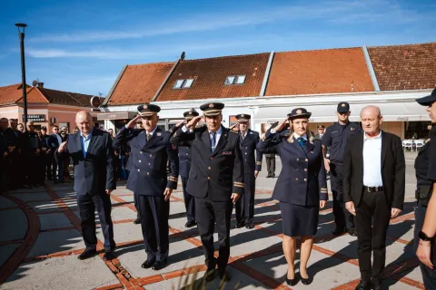 Proslavu Dana policije PU pože&scaron;ko-slavonska započela je polaganjem vijenaca ispred Spomen obilježja hrvatskim braniteljima na Trgu 123. brigade.