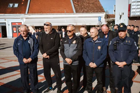 Proslavu Dana policije PU pože&scaron;ko-slavonska započela je polaganjem vijenaca ispred Spomen obilježja hrvatskim braniteljima na Trgu 123. brigade.