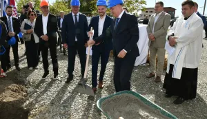 Garčin, 24.09.2026. - Potpredsjednik Vlade i ministar prostornoga uređenja, graditeljstva i državne imovine Branko Bačić, u pratnji državnih tajnika Darija Ti&scaron;ova i Dunje Maga&scaron;, boravio je u posjetu Općini Garčin na svečanom polaganju kamena temeljca i potpisivanju Povelje za kamen temeljac za izgradnju vi&scaron;estambene zgrade u Općini Garčin. foto HINA/ ml