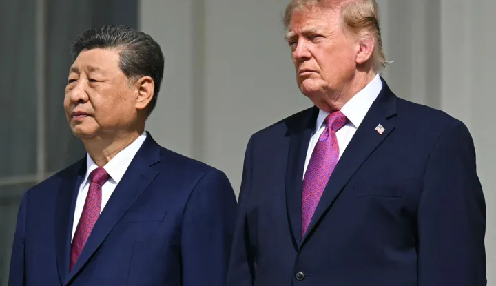 (L/R) China's President Xi Jinping and US President Donald Trump stand on the Blue Room balcony of the White House to watch an exhibition of the US Marine Corps Silent Drill Platoon, in Washington, DC, on September 24, 2026. President Xi is on a State visit to the United States from September 23 to 25. (Photo by SAUL LOEB/AFP)