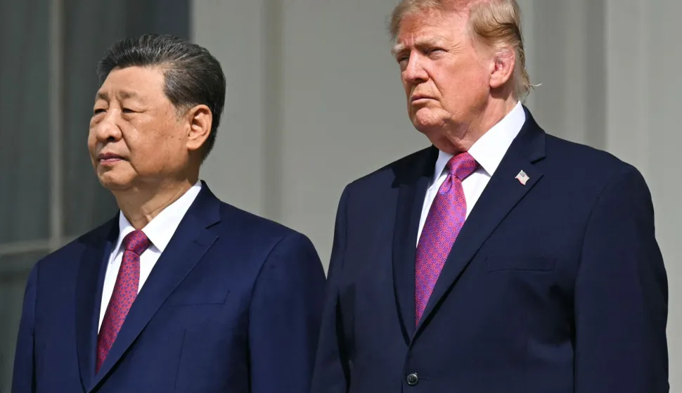 (L/R) China's President Xi Jinping and US President Donald Trump stand on the Blue Room balcony of the White House to watch an exhibition of the US Marine Corps Silent Drill Platoon, in Washington, DC, on September 24, 2026. President Xi is on a State visit to the United States from September 23 to 25. (Photo by SAUL LOEB/AFP)