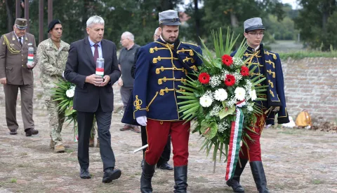 Osijek, 25. 09. 2026., Kapelica Kraljice mira, Husari, polaganje vijenaca, Janos MagdoSNIMIO BRUNO JOBST