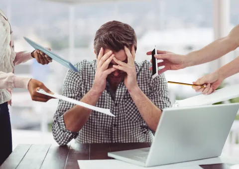 Stressed man frustrated with electronic devices in officestres burnout posao radno mjesto freepik