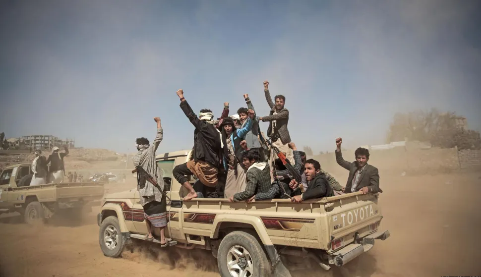 Houthi rebels fighters chant slogans as they take off to a battlefront following a gathering aimed at mobilizing more fighters in Sanaa, Yemen, 16 November 2017. According to the international aid group Save the Children the ongoing war in the country takes a particular heavy toll on the youngest, with approximately 120 children dying every day. The group says already over 50,000 children are believed to have died in 2017. Photo: Hani Al-Ansi/dpa /DPA/PIXSELL