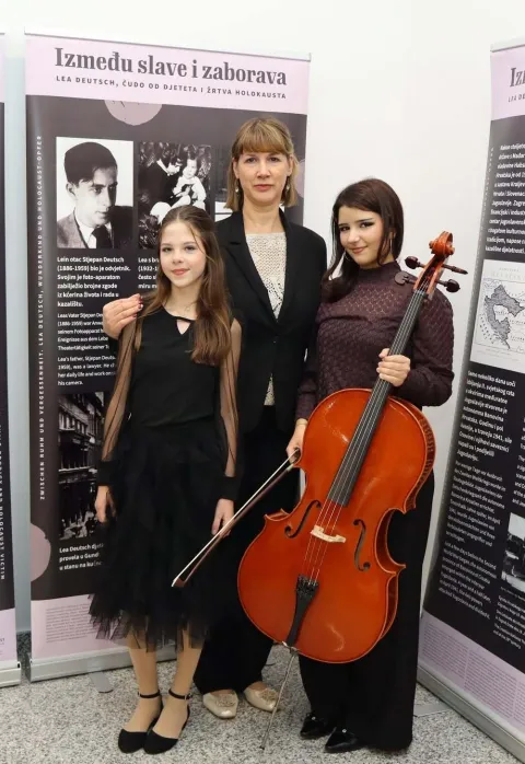 učenica Glazbene &scaron;kole Franje Kuhača. Iskra Rajković, Erika Eđed i profesorica Ivančica Hinek