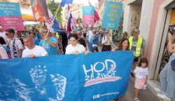 Rijeka, 5.9.2026.- Manifestacija Hod za ?ivot odr?ana je u sredi?tu Rijeke na potezu od Jela?i?evog trga preko Korza do Trga Rije?ke rezolucije, gdje je odr?an sredi?nji skup. foto HINA/ Miljenko KLEPAC/ mk