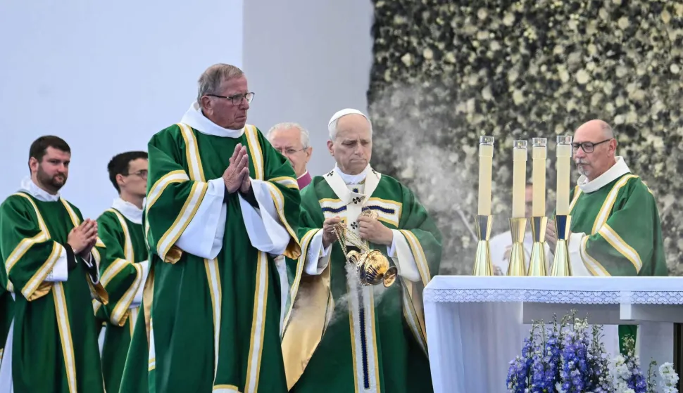Pope Leo XIV (C) spreads incense as he celebrates a holy mass at the Prairie of the Shrine of Our Lady of Lourdes, southwestern France, on September 27, 2026 on the third day of his visit to France. (Photo by Alberto PIZZOLI/AFP)