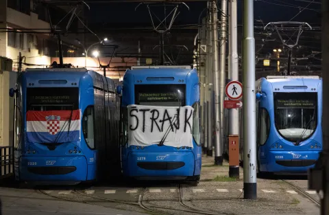 Zagreb, 28.09.2026 - &Scaron;trajk radnika ZET-a i Zagrebačkog holdinga počeo je ponedjeljak ujutro u 3.30, s početkom prve jutarnje smjene, kada inače iz spremi&scaron;ta izlaze prvi tramvaji i autobusi. Na slici tramvaji na spremi&scaron;tu ZET-a na Ljubljanici sa napisom &Scaron;trajk.foto HINA/ Damir SENČAR/ ds