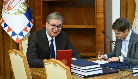 Beograd, 28.9.2026.-Srbijanski predsjednik na odlasku Aleksandar Vu?i?, koji je u nedjelju nave?er pred televizijskim kamerama u izravnom prijenosu potpisao ostavku, predao je ponedjeljak du?nost predsjednici Skup?tine Ani Brnabi?, koja privremeno preuzima ovlasti ?efa dr?ave i obna?at ?e ih do predsjedni?kih izbora krajem prosinca. foto HINA/ TANJUG/ RADE PRELI?/ ua