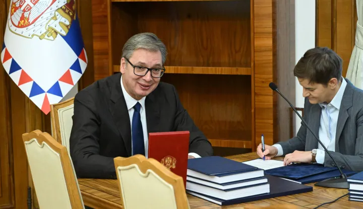 Beograd, 28.9.2026.-Srbijanski predsjednik na odlasku Aleksandar Vu?i?, koji je u nedjelju nave?er pred televizijskim kamerama u izravnom prijenosu potpisao ostavku, predao je ponedjeljak du?nost predsjednici Skup?tine Ani Brnabi?, koja privremeno preuzima ovlasti ?efa dr?ave i obna?at ?e ih do predsjedni?kih izbora krajem prosinca. foto HINA/ TANJUG/ RADE PRELI?/ ua