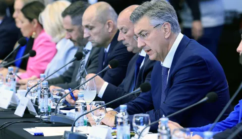 Donji Miholjac, 28.9.2026.- Sjednica Savjeta za Slavoniju, Baranju i Srijem na kojoj predstavljen Institucionalni okvir politike regionalnoga razvoja, ulaganja u prometnu infrastrukturu i turizam kao pokreta? gospodarskog i dru?tvenog razvoja Slavonije, Baranje i Srijema. Na slici predsjednik Vlade Andrej Plenkovi?. foto HINA/ ua