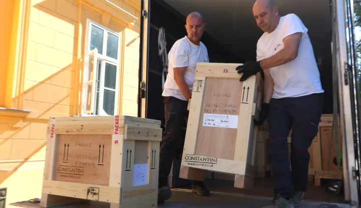 Osijek, 28. 09. 2026, Muzej likovnih umjetnosti Osijek, MLU. Stigla djela Oscara Nemona iz Londona i New Yorka u Osijek, istovar umjetničkih djela...snimio GOJKO MITIĆ