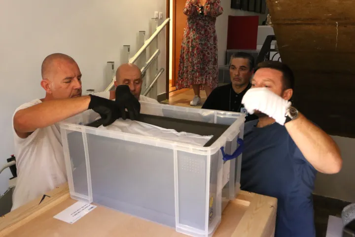 Osijek, 28. 09. 2026, Muzej likovnih umjetnosti Osijek, MLU. Stigla djela Oscara Nemona iz Londona i New Yorka u Osijek, istovar umjetničkih djela...snimio GOJKO MITIĆ