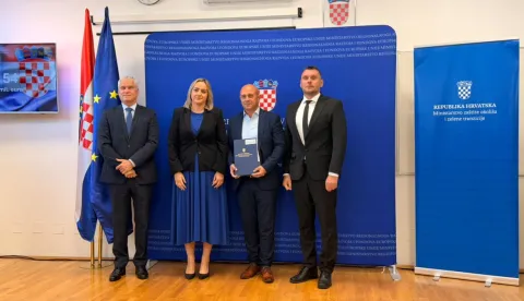ĐakovoUgovor je direktoru Đakovačkog vodovoda I. Koči&scaron;u i zamjeniku gradonačelnika A. Galiću uručen u Donjem Miholjcu, uoči sjednice Savjeta za SlavonijuRujan 2026.