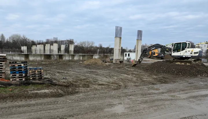 Vukovar, 06.12.2025. - Na &scaron;etnici kod gradili&scaron;ta nove Ekonomske &scaron;kole, predsjednik Domovinskog pokreta Ivan Penava održao konferenciju za medije s temom izglasanog amandmana na državni proračun vrijednog 27 milijuna eura, za dovr&scaron;etak projekta Ekonomske &scaron;kole u Vukovaru s gradskom sportskom dvoranom. foto HINA/ Gordan Panić/ tm