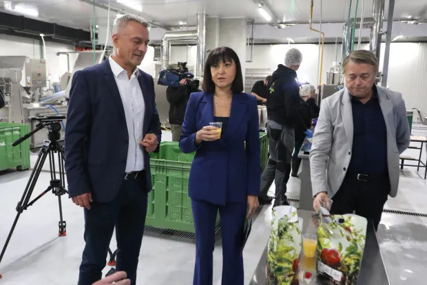 Osijek, 29. 09. 2026, Industrijska zona Nemetin. Regionalni distributivni centar, RDC. Posjet županice, Nata&scaron;a Trami&scaron;ak, RDC-u i dodjela potpora, obilazak, pogona, hladnjače... Alen Mamić, Nata&scaron;a Trami&scaron;ak, iGoran Ivanović Lac.snimio GOJKO MITIĆ