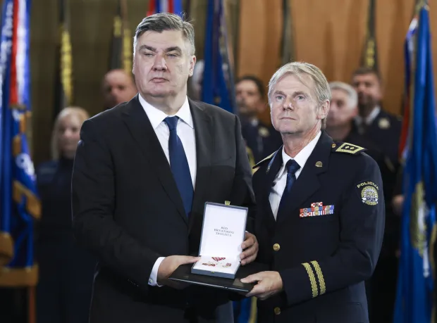 Zagreb, 29.09.2026. - Predsjednik Republike i vrhovni zapovjednik Oružanih snaga RH Zoran Milanović upriličio je svečani prijam u povodu obilježavanja Dana policije i uručio odlikovanja policijskim postajama, policijskoj jedinici i djelatnim pripadnicima MUP-a. Na fotografiji Zoran Milanović, Jakob Bukvić. foto HINA/ Lana SLIVAR/ ls