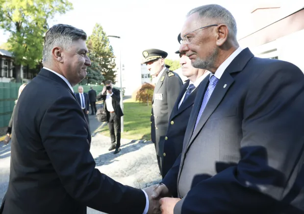 Zagreb, 29.09.2026. - Predsjednik Republike i vrhovni zapovjednik Oružanih snaga RH Zoran Milanović upriličio je svečani prijam u povodu obilježavanja Dana policije i uručio odlikovanja policijskim postajama, policijskoj jedinici i djelatnim pripadnicima MUP-a. Na fotografiji Zoran Milanović, Davor Božinović. foto HINA/ Lana SLIVAR/ ls