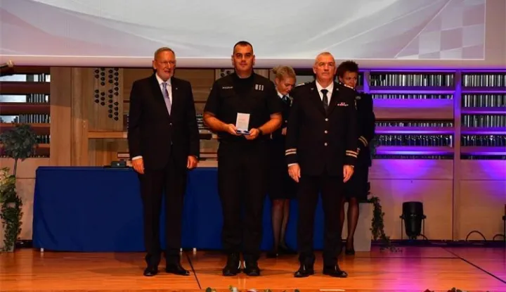 Slatinski policajac nagrađen za iznimnu hrabrost pri spa&scaron;avanju osobe iz bunara