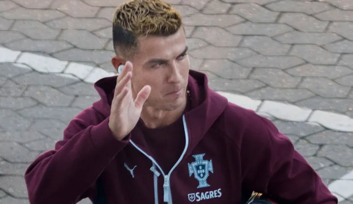 Portugal's forward #07 Cristiano Ronaldo waves to fans as he arrives for a training session at Parken stadium in Copenhagen, Denmark, on September 30, 2026, on the eve of their Nations League Group A4 match against Denmark. Portugal captain Cristiano Ronaldo announced that he had left the team's training camp in Denmark following a press conference by coach Jorge Jesus. (Photo by Liselotte Sabroe/Ritzau Scanpix/AFP)/Denmark OUT