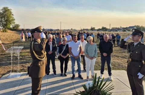 Polaganjem vijencima, upaljenim svijećama i zajedničkom molitvom, u Čakovcima, u općini Tompojevci, nedaleko Vukovara, danas je odana počast svim ubijenim i nestalim mje&scaron;tanima.
