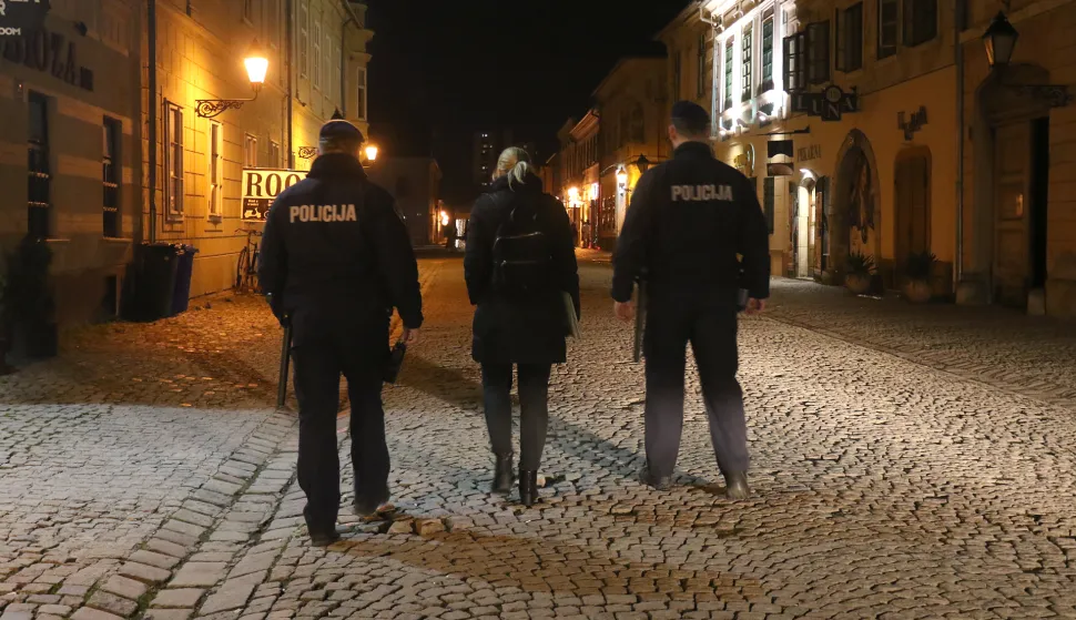 Osijek, 08. 01. 2022, Tvrdja, inspekcijski nadzor provodjenja epidemioloskih mjera po lokalima, kaficima, restroanima.. Nadzor vrse inspektori ravnatljstva civilne zastite, insprektorica Marija Capan, u pratnji policije.snimio GOJKO MITIĆ