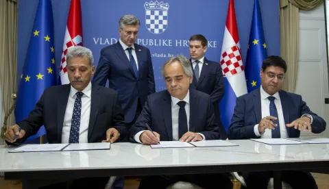 Zagreb, 01.10.2026. - Potpisivanje ugovora o građenju i ugovora o nadzoru za projekt "Rekonstrukcija postojećeg i izgradnja drugog kolosijeka željezničke pruge Dugo Selo &ndash; Novska", kojem je nazočio premijer Andrej Plenković. Ugovor o građenju potpisali su Damir Lončarić, predsjednik Uprave HŽ Infrastruktura, Kshitiz Ravi Bhasker, direktor za razvoj poslovanja u Afcons Infrastructure Limited, i Udai Veer Singh, izvr&scaron;ni potpredsjednik tvrtke Afcons Infrastructure Limited i direktor projekta u Hrvatskoj. Ugovor o nadzoru potpisali su Lončarić i Josip Ćorić, direktor tvrtke Eptisa Adria.foto HINA/ Sa&scaron;a KOLJAN/ sk