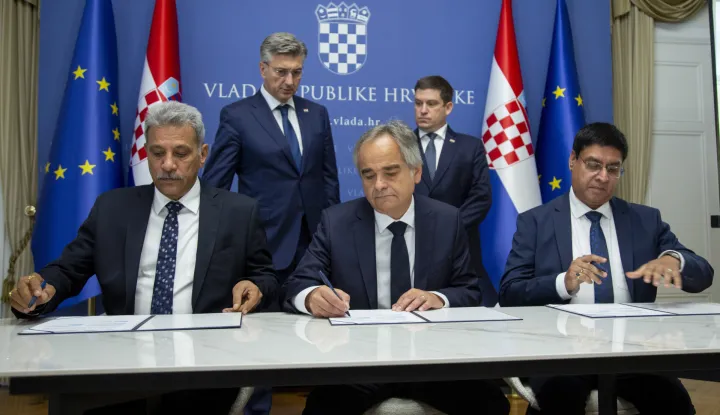 Zagreb, 01.10.2026. - Potpisivanje ugovora o građenju i ugovora o nadzoru za projekt "Rekonstrukcija postojećeg i izgradnja drugog kolosijeka željezničke pruge Dugo Selo &ndash; Novska", kojem je nazočio premijer Andrej Plenković. Ugovor o građenju potpisali su Damir Lončarić, predsjednik Uprave HŽ Infrastruktura, Kshitiz Ravi Bhasker, direktor za razvoj poslovanja u Afcons Infrastructure Limited, i Udai Veer Singh, izvr&scaron;ni potpredsjednik tvrtke Afcons Infrastructure Limited i direktor projekta u Hrvatskoj. Ugovor o nadzoru potpisali su Lončarić i Josip Ćorić, direktor tvrtke Eptisa Adria.foto HINA/ Sa&scaron;a KOLJAN/ sk