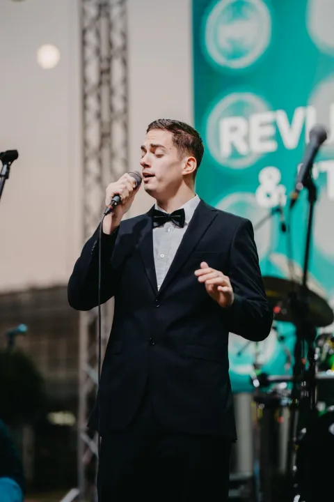 Mladi osječki glazbenik svira tamburu i pjeva jazz, te trči s nastupa na nastup